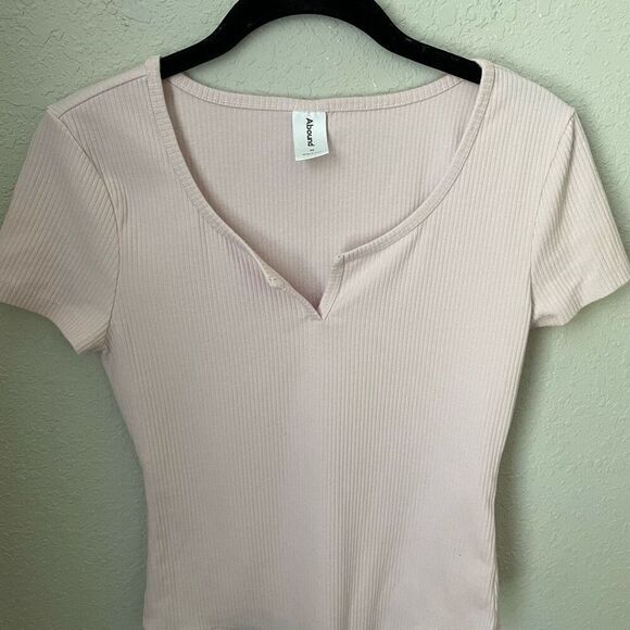Abound Ribbed Short Sleeve Baby Pink BodySuit Size Medium - Picture 2 of 4